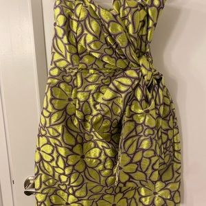 Strapless green mini dress in flowery print with big bow tied in the front